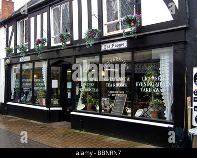 Negozi, pub e caffetterie in Bideford North Devon England Regno Unito Foto Stock