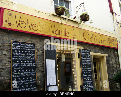 Negozi, pub e caffetterie in Bideford North Devon England Regno Unito Foto Stock