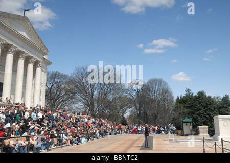 Il cambio della guardia presso la tomba del Milite Ignoto presso il Cimitero Nazionale di Arlington Arlington Virginia STATI UNITI D'AMERICA Foto Stock