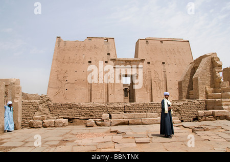 Il Tempio di Edfu tempio egizio situato sulla sponda ovest del Nilo La città di Edfu Apollonopolis Magna Foto Stock