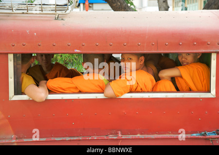 I monaci tailandesi a bordo di un pick up truck noto come un songthaew,due guardando fuori dalla finestra in Chiang Mai Thailandia Foto Stock