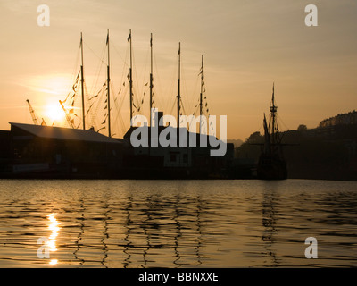 Vista attraverso il dock Bristol REGNO UNITO SS Gran Bretagna, sera la luce solare Foto Stock