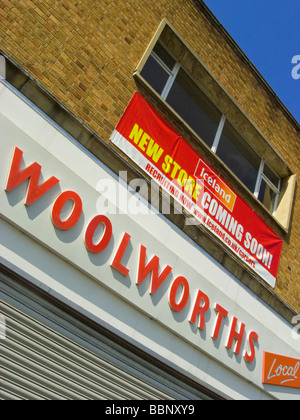 Ramo di Woolworths in Matlock Derbyshire chiuso nel gennaio 2009 con l'Islanda banner prima della riapertura di un negozio in Islanda Foto Stock