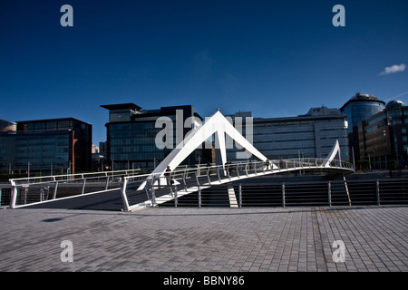 Sottolineatura ondulate Tradeston ponte prendere a tempo di giorno che collega il quartiere finanziario del Centro Cittadino di Glasgow con il southside. Foto Stock