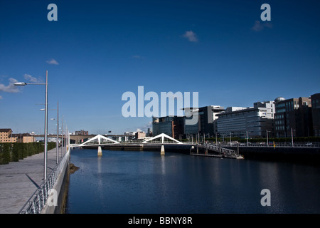 Sottolineatura ondulate Tradeston ponte prendere a tempo di giorno che collega il quartiere finanziario del Centro Cittadino di Glasgow con il southside. Foto Stock