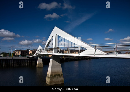 Sottolineatura ondulate Tradeston ponte prendere a tempo di giorno che collega il quartiere finanziario del Centro Cittadino di Glasgow con il southside. Foto Stock