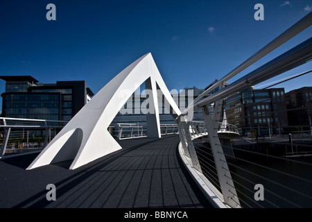 Sottolineatura ondulate Tradeston ponte prendere a tempo di giorno che collega il quartiere finanziario del Centro Cittadino di Glasgow con il southside. Foto Stock