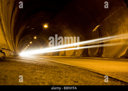Lone auto si muove velocemente nel tunnel a basso angolo di visione Foto Stock