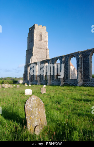 Sant'Andrea Chiesa a Covehithe sulla costa di Suffolk. La Chiesa stessa si trova all'interno delle pareti della ex chiesa abbandonati. Foto Stock