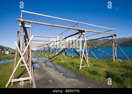 Costruzione in legno per asciugare le reti da pesca sulla riva del lago di montagna Foto Stock