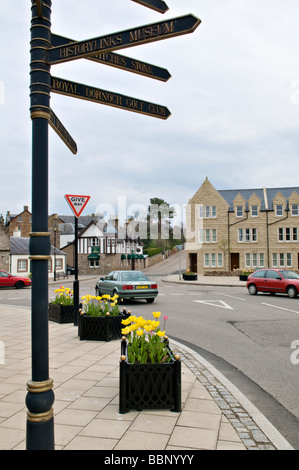 Vecchia strada segno sulla strada principale Dornoch, che è sul bordo del Dornoch Firth, East coast in Sutherland, Scozia Foto Stock