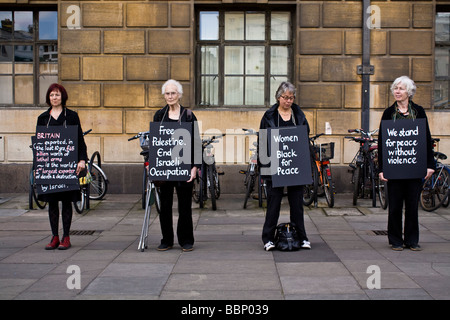 I manifestanti in Cambridge. La protesta è una silenziosa uno. Foto Stock