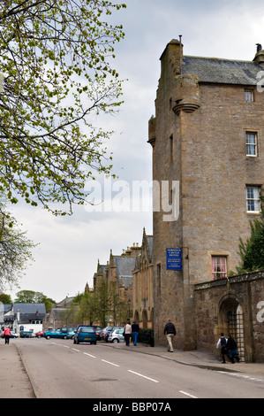 Main Street a Dornoch, east coast, Sutherland, Scozia mostra Dornoch Castle Hotel, il carcere e la attività di strada Foto Stock