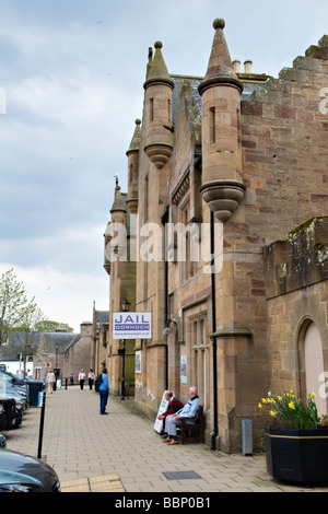 Strada principale in Dornoch che mostra la vecchia prigione, East coast in Sutherland, Scozia Foto Stock