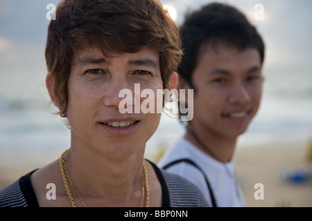 Due ragazzi Thai su Karon Beach, Phuket Foto Stock