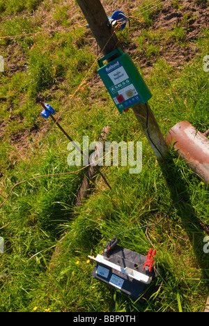 Una batteria per automobile e recinto elettrico in un campo nel  Buckinghamshire, UK Foto stock - Alamy