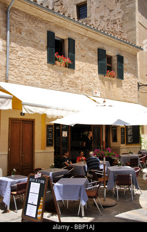 Street cafe, Città Vecchia, Alcudia, Alcudia comune, Maiorca, isole Baleari, Spagna Foto Stock