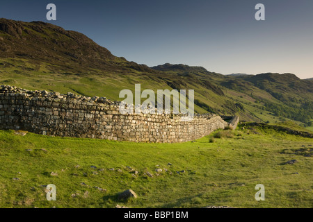 Hardknott Roman Fort alta nelle colline su Hardknott passano nel distretto del lago, Inghilterra Foto Stock