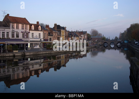 Ristoranti & Bar lungo il fiume Somme in Amiens, Piccardia, Francia Foto Stock