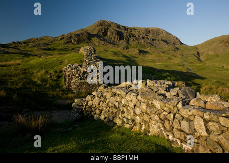 Hardknott Roman Fort alta nelle colline su Hardknott passano nel distretto del Lago Foto Stock