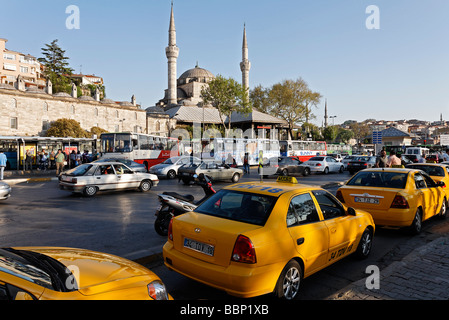 Fila di taxi sulla piazza principale di Ueskuedar, Rush Hour, Iskele moschea, Istanbul, Turchia Foto Stock