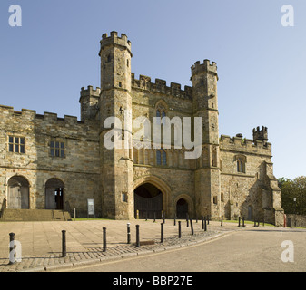 Abbazia di Battle segna il sito del 1066 Battaglia di Hastings The Gatehouse ricostruita intorno al 1338 Foto Stock