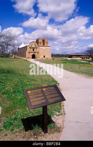 La chiesa della missione di San Jose de Tumacacori e segno interpretative Tumacacori National Historic Park Arizona Foto Stock