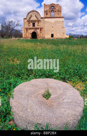 La chiesa della missione di San Jose de Tumacacori e mola di pietra Tumacacori National Historic Park Arizona Foto Stock