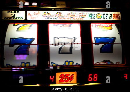 Immagine di una slot machine da vicino che mostra tre 7 s Foto Stock
