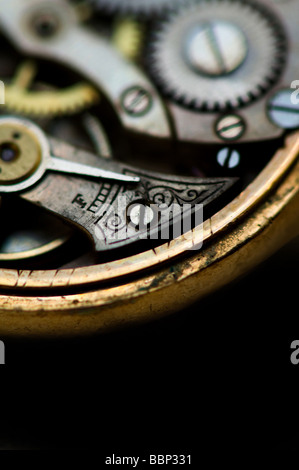 Immagine del funzionamento interno di un antico orologio da tasca Foto Stock