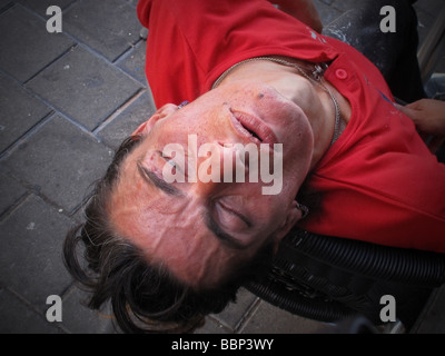 Un streetwalker e tossicodipendente dormiva in una stradina nella vecchia stazione centrale bus area in Tel Aviv, Israele Foto Stock