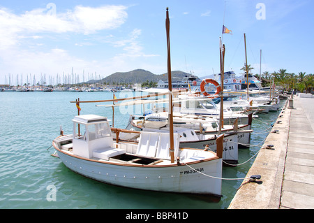 La vista del porto, Port d'Alcudia, Alcudia comune, Maiorca, isole Baleari, Spagna Foto Stock