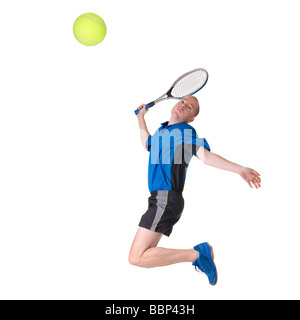 La piena immagine isolata di un uomo caucasico giocando a tennis Foto Stock