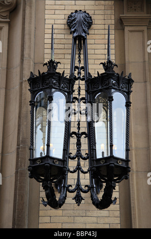 Raccordo di luce al di fuori dell'entrata principale del Dakota Building di New York, dove John Lennon è stato assassinato nel 1980. Foto Stock