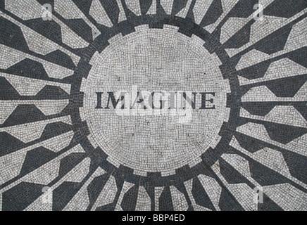 John Lennon Memorial 'Imagine' mosaico in Strawberry Fields, al Central Park di New York. Foto Stock