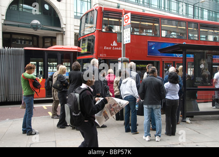 Giugno 2009 il primo giorno di sciopero della metropolitana persone coda per prendere gli autobus home Foto Stock