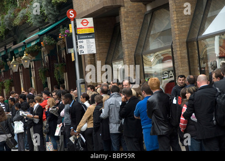 Giugno 2009 il primo giorno di sciopero della metropolitana persone coda per prendere gli autobus home Foto Stock