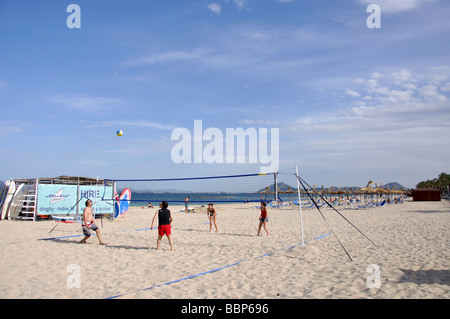 Partita di pallavolo sulla spiaggia, il Port de Pollenca, Pollenca comune, Maiorca, isole Baleari, Spagna Foto Stock