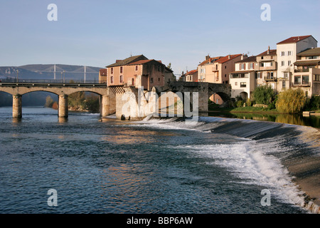 Il vecchio ponte sul fiume Tarn e il viadotto di Millau, Aveyron (12), Francia Foto Stock
