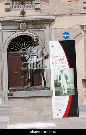 Statua in bronzo di Giacomo Puccini seduto in una sedia in Piazza della Cittadella,Luca,Toscana,l'Italia. Foto Stock