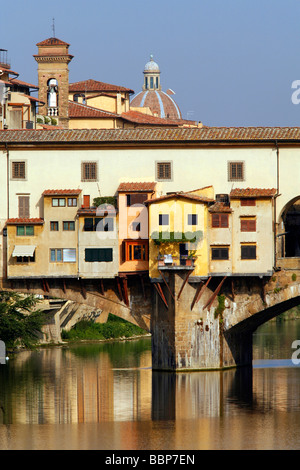 PONTE VECCHIO, il ponte più antico di Firenze lungo il fiume Arno, Toscana, Italia Foto Stock