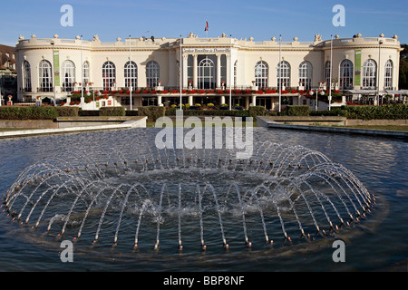 Fontana di fronte alla facciata, il casinò di Deauville, Calvados (14), in Normandia, Francia Foto Stock