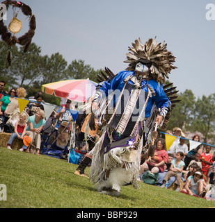 Eagle coda, un nativo americano dal Micmac tribù di Canada, balli in piena tradizionale regalia al 8° Ala Rossa PowWow. Foto Stock
