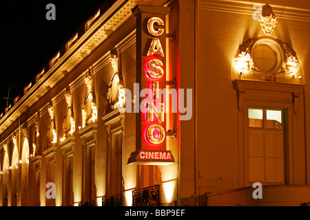 La facciata di notte, il casinò di Deauville, Calvados (14), in Normandia, Francia Foto Stock