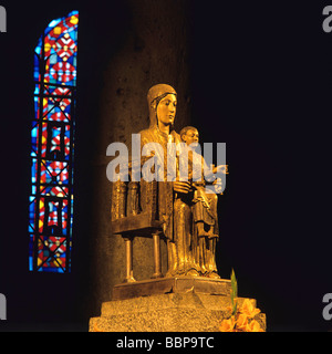 Vergine romanica di Orcival . Basilica di Notre Dame. Puy de Dome. Alvernia Rodano Alpes. Francia Foto Stock