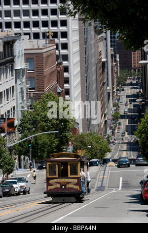 Cerca in discesa su California Street di San Francisco. Foto Stock