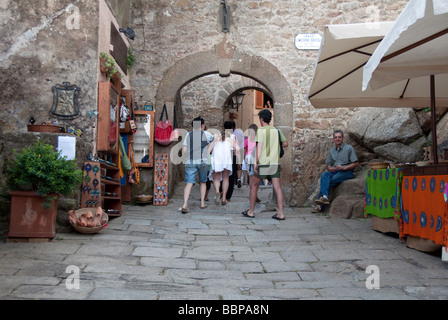 I turisti immettere il vecchio portale della città principale, Giglio Castello sull'isola del Giglio Foto Stock