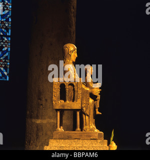 Vergine romanica di Orcival . Basilica di Notre Dame. Puy de Dome. Alvernia Rodano Alpes. Francia Foto Stock