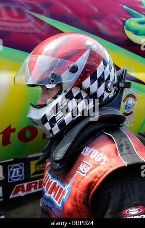 Monster Truck driver Larry nuotare, unità Snakebite, con il casco e il dispositivo Hans. Foto Stock