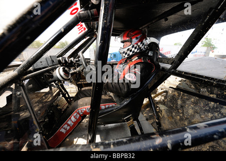 Monster Truck driver, Larry nuotare, unità Snakebite, indossando il dispositivo Hans per proteggere il suo collo e la testa in un crash. Foto Stock